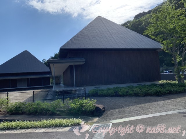 「かんなみ仏の里美術館」（静岡県函南町）道路側から見た施設