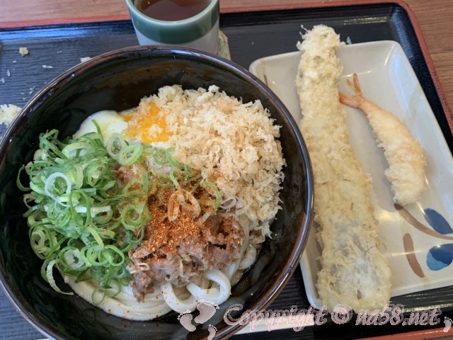 讃岐製麺の月見肉ぶっかけうどんと天ぷら2種でランチ