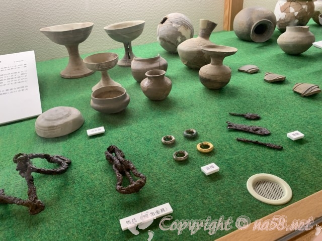 西尾市歴史公園（愛知県西尾市）の隣の資料館、発掘された縄文土器など