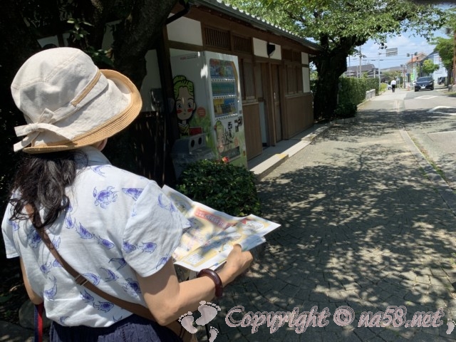 西尾市歴史公園（愛知県西尾市）の隣の資料館から駐車場への道