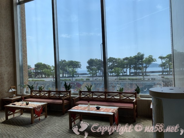 渚のリゾート「竜宮ホテル」（愛知県西尾市吉良町）二階への踊り場と景色