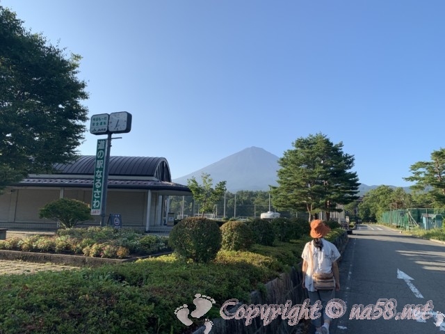 「道の駅なるさわ」（山梨県鳴沢村）富士山と道の駅の看板