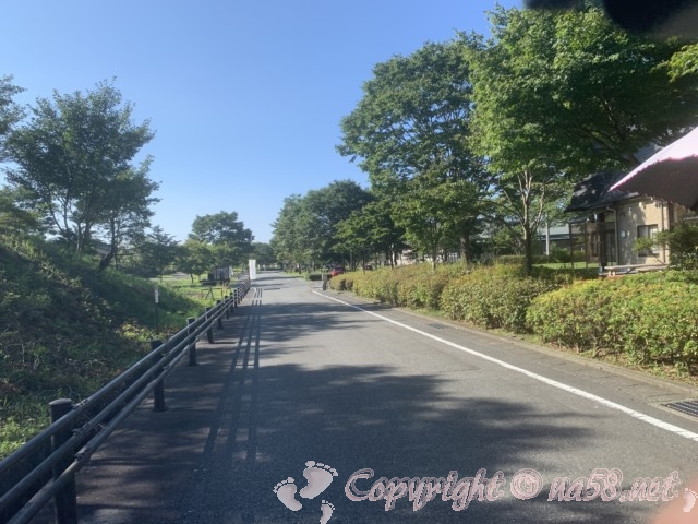 「道の駅朝霧高原」（静岡県富士宮市）裏の道路、周辺はフードパーク