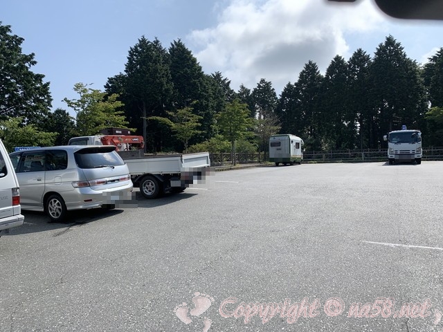 「道の駅箱根峠」（神奈川県箱根町）、施設向かって右の駐車場