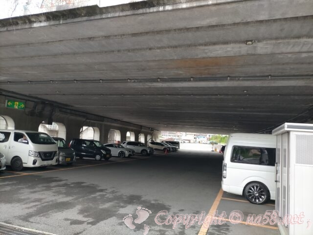 「熱海市営　東駐車場」屋根のあるところ