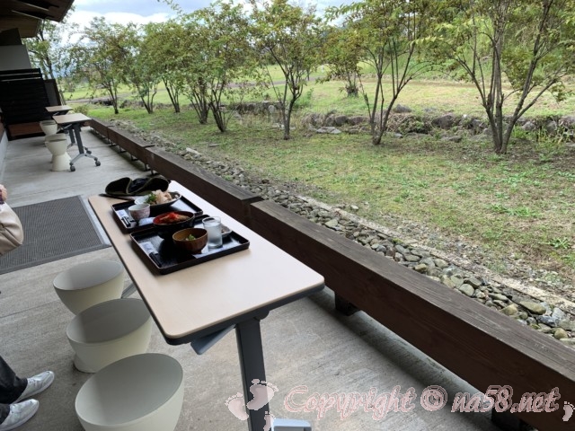 「道の駅　一乗谷あさくら水の駅」（福井県福井市）屋外のテーブルで食事