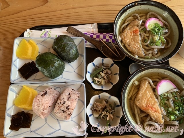 「道の駅　熊野・花の窟」（三重県熊野市）のランチ食事　イザナミ米のうどんとセット