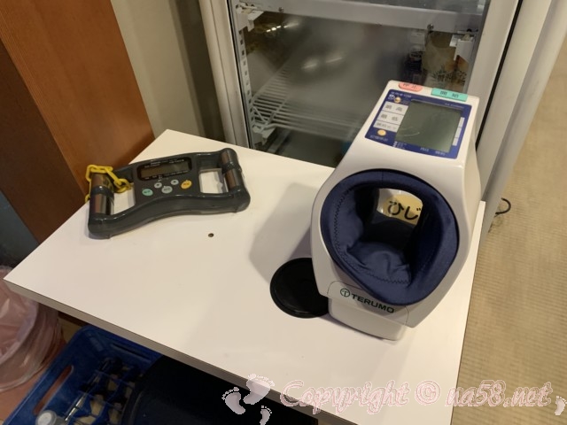 「はぎの湯」（名古屋市北区）の待合所の血圧計