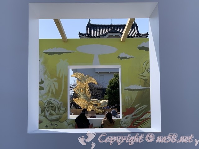 金鯱展（名古屋市名古屋城）白い箱型のブース　中の枠から金シャチ