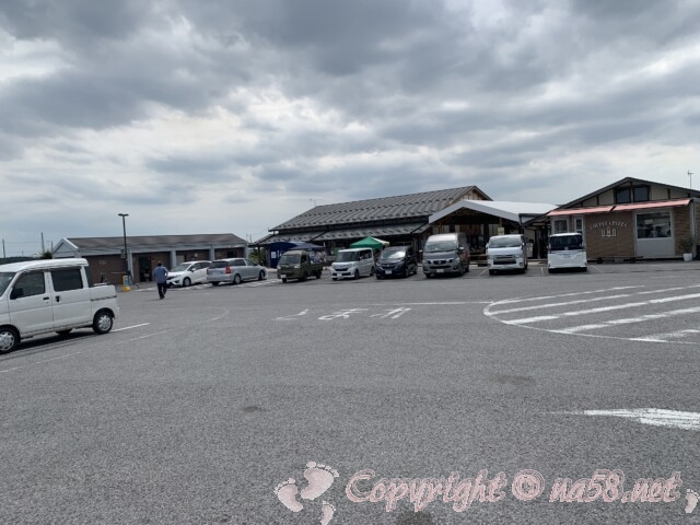 「道の駅 せせらぎの里こうら」滋賀県犬上群甲良町　駐車場と施設