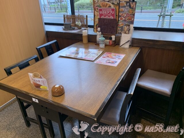 サガミ　志賀公園店　店内　椅子テーブル