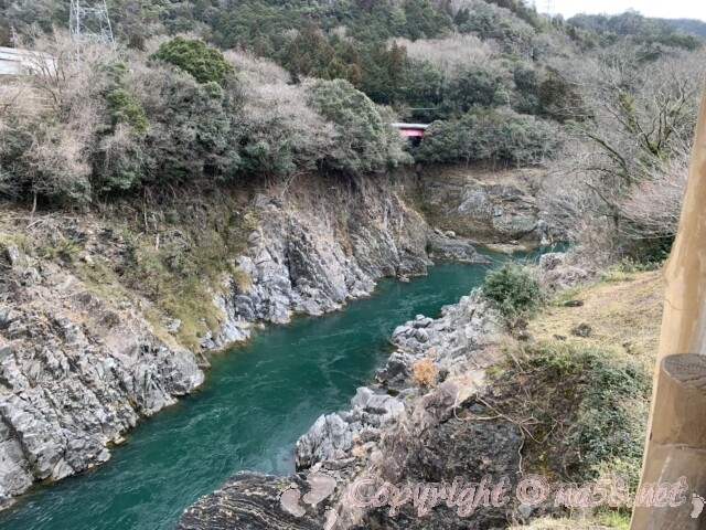 「道の駅　ロックガーデンひちそう」の展望台からの飛騨川の景観
