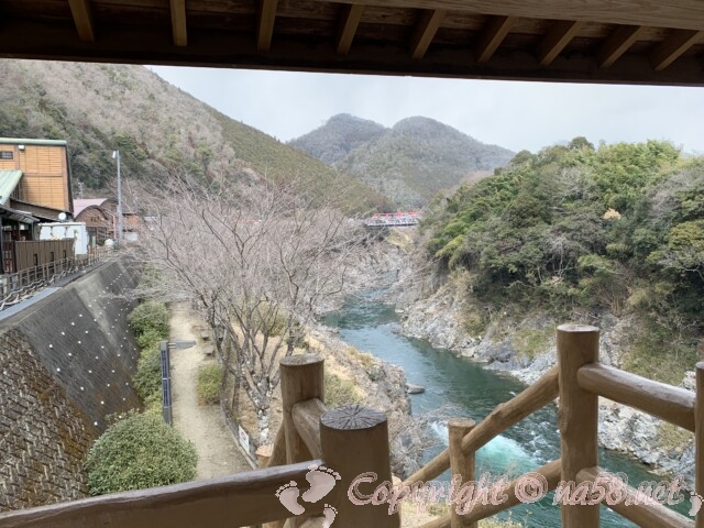 「道の駅　ロックガーデンひちそう」の展望台からの飛騨川の景観