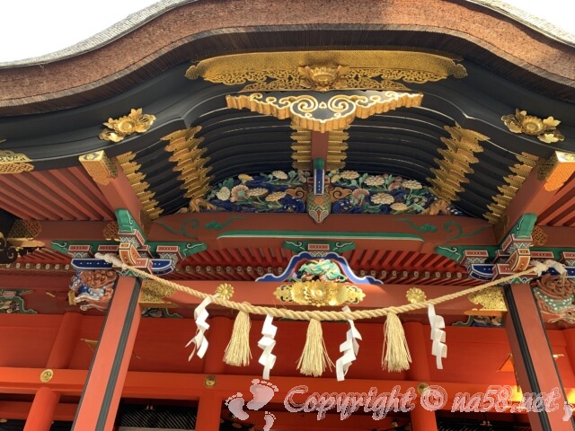 六所神社（岡崎市）の拝殿　極彩色の飾り