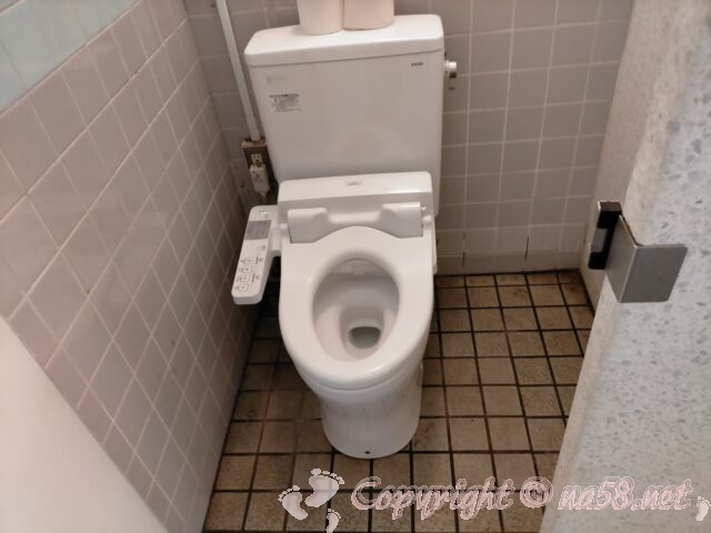 江ノ島　県営湘南港臨港道路附属駐車場　男性用の個室トイレ