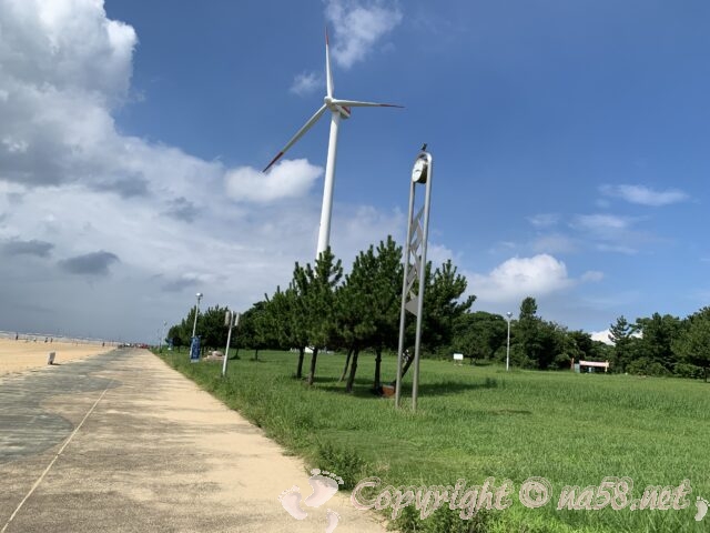 新舞子海水浴場・ブルーサンビーチ　風車と芝生（草むら）