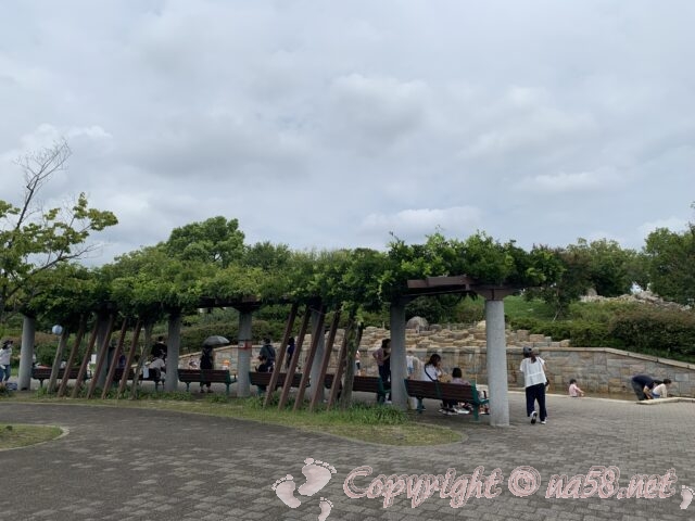 神明公園　愛知県豊山町　水遊びじゃぶじゃぶ池　藤棚の木陰とベンチ休憩所