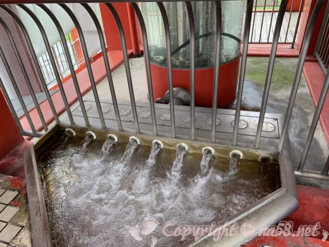 落合公園　春日井市　フォリー水の塔　水車へと流れる水