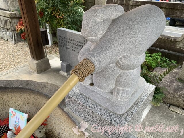 三輪神社（名古屋）手水舎のうさぎの石造