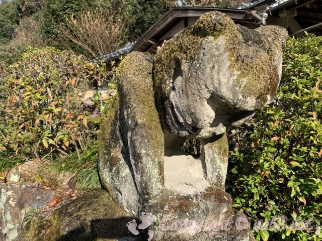 桃太郎神社　反省している鬼の石像