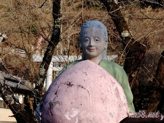桃太郎神社　大きな桃をかかえたお婆さん　愛知県犬山市