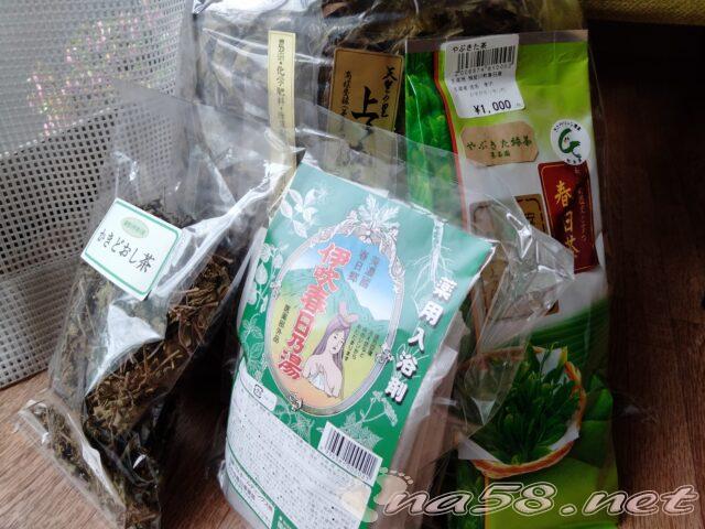 かすがモリモリ村のリフレッシュ館でお土産を買う　お茶薬草入浴剤