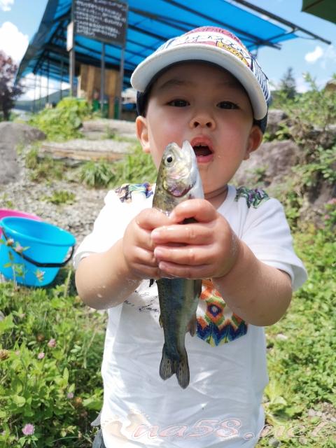 魚を捕まえた男の子