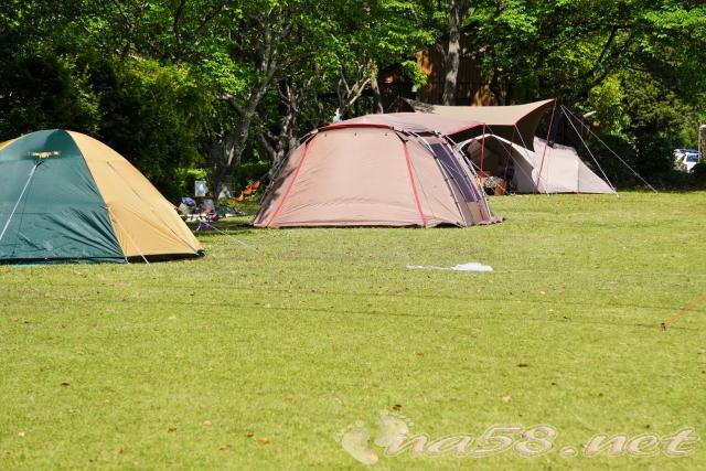 芝生　キャンプ　テント