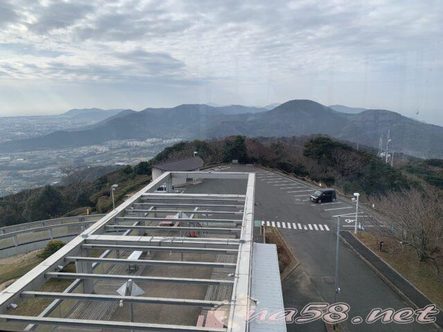 蔵王山展望台　駐車場と南方向