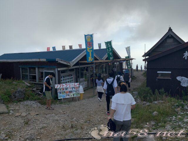 伊吹山の山頂　山小屋